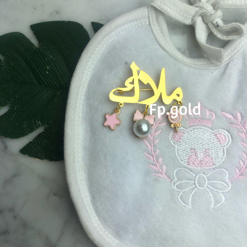 بروش مطلي ذهب ملون ب ثلاث فصوص مقاس 4سم