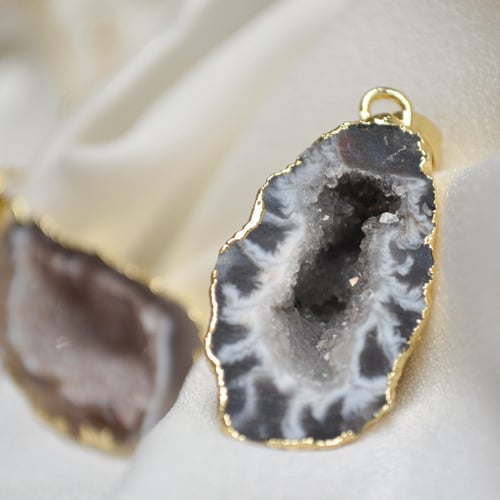 قطعة من الحجر الطبيعي ((لون اسود)) المطلي بالذهب ا...