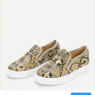 حذاء بنقش الثعبان