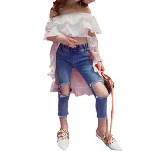 طقم بنطلون جينز وبلوزة بيضاء طويله