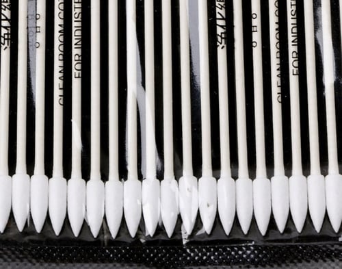 اعواد لتنظيف سماعات الايبود