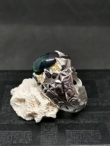 خاتم الفضة بحجر اوبال طبيعي بصياغة جراح ومرصع بالا...