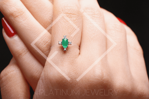 خاتم شفاف ذهب ابيض و حجر زمرد مرصع بالالماس