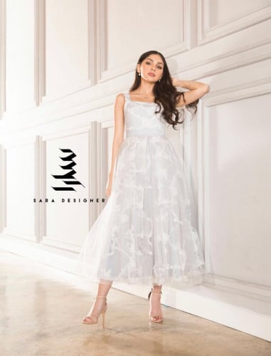 فستـان فضـي بتطريز اوف وايت