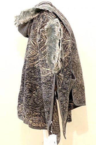 رداء معطف الاسكيمو بفراء وقبعة.