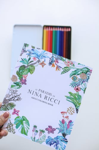 دفتر تلوين مع الوان ماركة نينا ريتشي