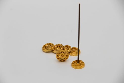 قاعدة لتثبيت اعواد العود