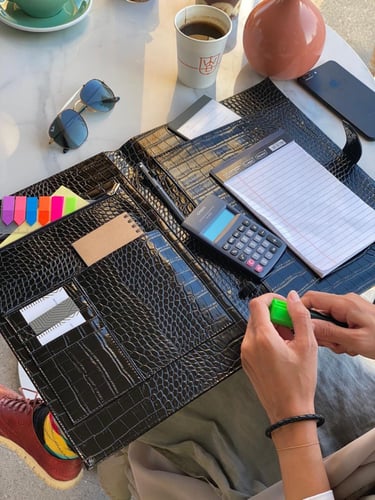 ملف من الجلد الطبيعي