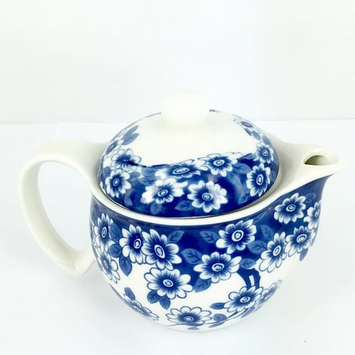 طقم شاي مكون من 8 قطع الكوب دبل مزخرف باللون الازر...