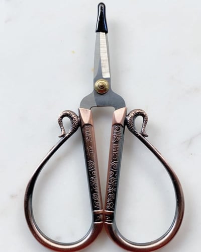 مقص خاص بالخيوط