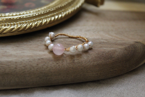 Freshwater White Pearls with Rose Quartz x x Coppe...