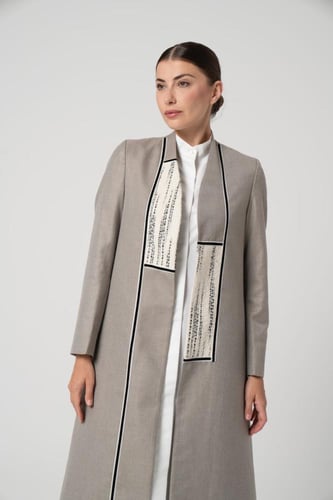 صوف باللون الرمادي