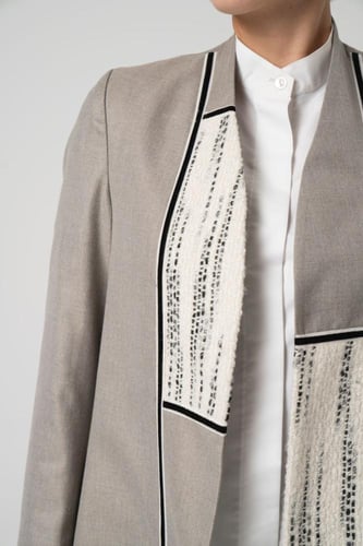 صوف باللون الرمادي