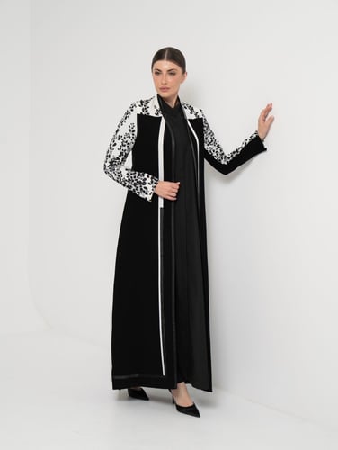 كريب اسود واببض مطرز