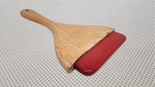 مصقلة مقبض خشبي ورأس أكريليك أحمر
