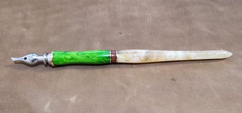 قلم الآغا، استانستيل، أخضر وسكري ويتوسطهم بني، مقا...