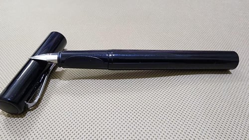 قلم حبر من جينهاو + هدية 5 خزانات حبر أسود