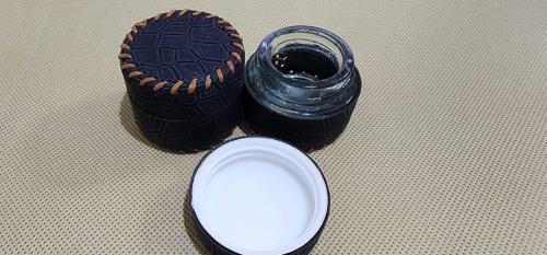 محبرة زجاجية مغلفة بجلد اسود مخيط