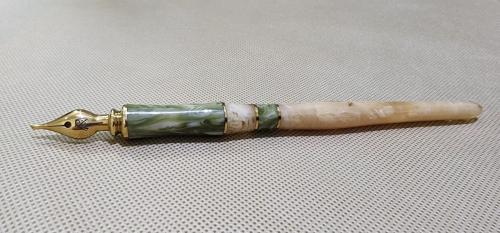 قلم الآغا (ملون أخضر - ذهبي) 1.5 ملم