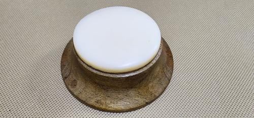 مقط عظم بقاعدة خشبية