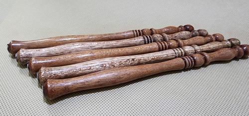 مقبض سلاية خشبي بني مزخرف - رقم 144500037