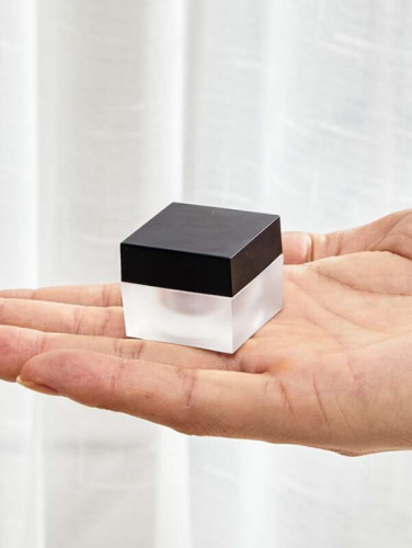 محبرة زجاجية صغيرة من الداخل