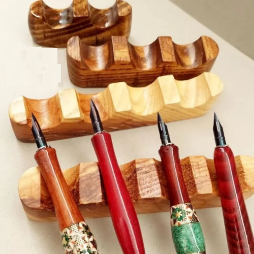 مسند أقلام خشبي