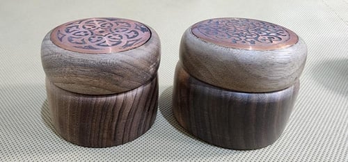 محبرة بزخرفة نحاسية