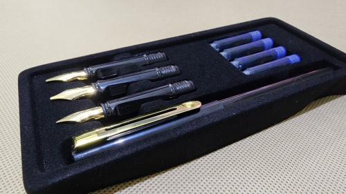 طقم أقلام خط، مكون من 4 ريش معدنية، وقلم واحد، و4...