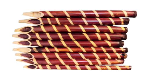 قصب بني مزخرف بالأبيض