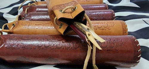 مقلمة جلدية طويلة