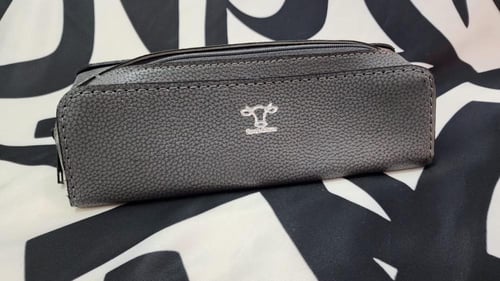 محفظة أقلام جلدية