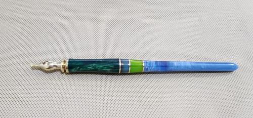 قلم الآغا، ذهبي، أخضر مموج وسماوي مموج يتوسطهم أخض...