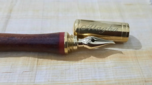 أقلام الآغا للخط العربي - ذهبي بغطاء نحاسي