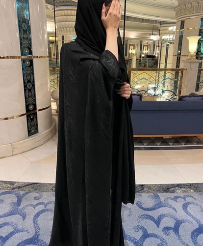 عبايه صيفيه منسوجة بقماش الكريب العماني المنقوش بق...