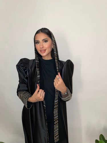 عباية نصف كلوش منسوجة بقماش التفته الأسود وتطريز م...