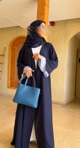 عباية بلو بقماش الكريب والشيفون على اطراف الاكمام...