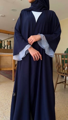عباية بلو بقماش الكريب والشيفون على اطراف الاكمام...
