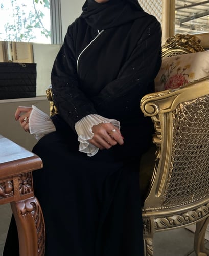 عباية بقصة نص كلوش مع أطراف الاكمام أبيض مكسر