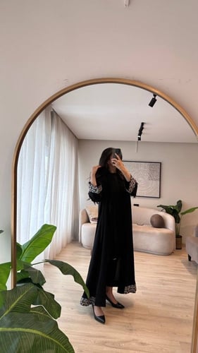 عباية ورد بقماش الكريب القصة نص كلوش وتطريز ورد عل...