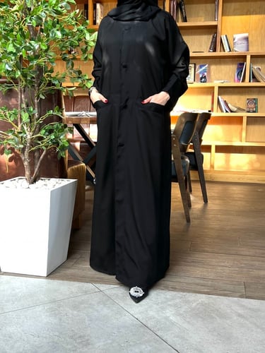عباية عملية بجيوب وازارير أمامية والقصة ستريت