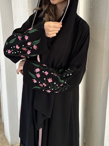 عباية فتون كريب ملكي مع تطريز على الأكمام والقصة ن...