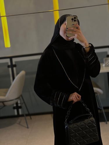 عباية مخمل اسود نصف كلوش