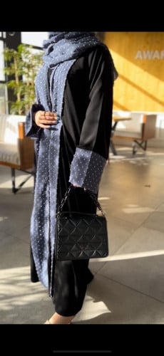 عباية متميزة وانيقة بقماش الزوم والمنقط بدون ساتر...