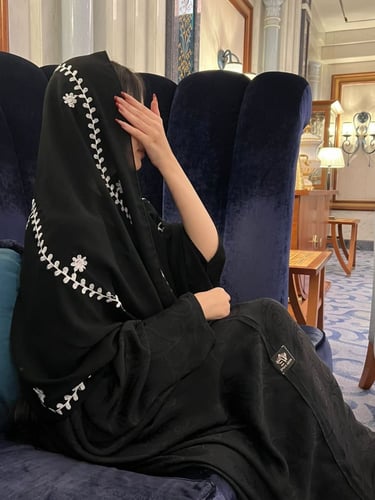 عبايه صيفيه منسوجة بقماش الكريب العماني المنقوش بق...