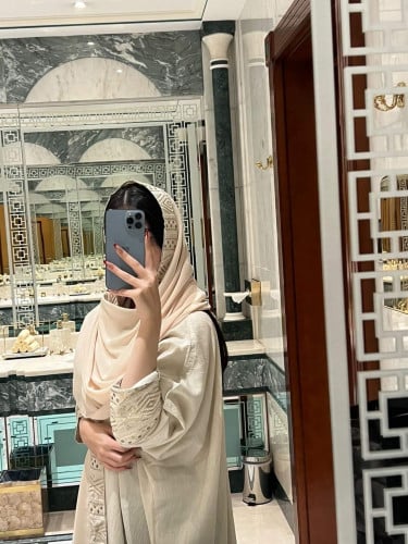 عباية بيج صيفية منسوجة بقماش الكريب القصة نص بشت