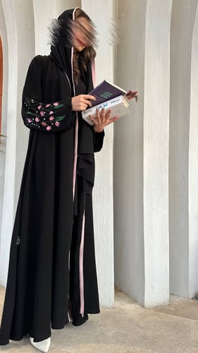 عباية فتون كريب ملكي مع تطريز على الأكمام والقصة ن...