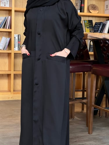 عباية عملية بجيوب وازارير أمامية والقصة ستريت