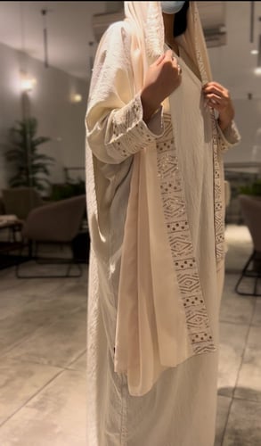 عباية بيج صيفية منسوجة بقماش الكريب القصة نص بشت