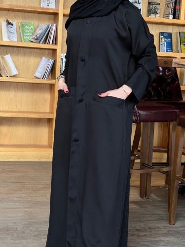 عباية عملية بجيوب وازارير أمامية والقصة ستريت